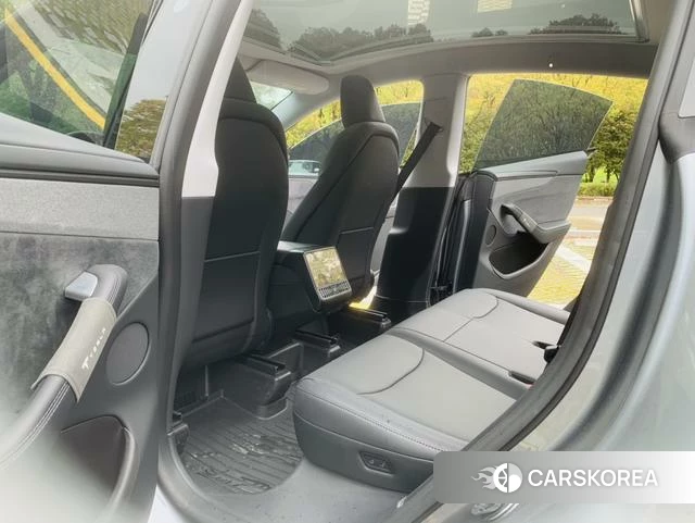 Tesla Model Y 2026 Серебристо-серый из Китая