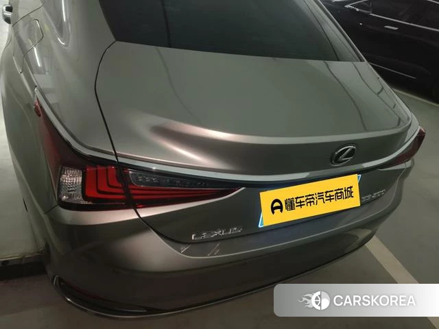 Lexus ES 2023 Серебристо-серый из Китая