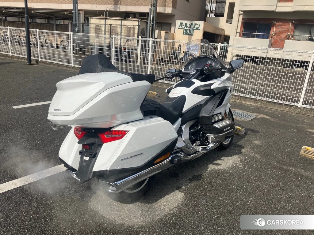 Проданный Honda GL1800 TOUR DCT 2021 из Японии