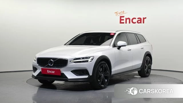 Volvo V60 Cross-Country 2nd Generation 2020 Белый из Кореи