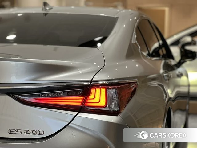 Lexus ES 2022 Серебристо-серый из Китая
