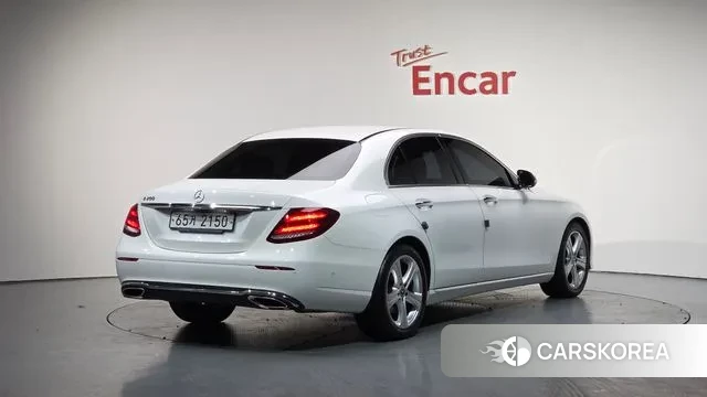 Mercedes-Benz E-Class W213 2018 Белый из Кореи