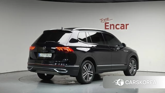 Volkswagen Tiguan Allspace 2023 Черный из Кореи