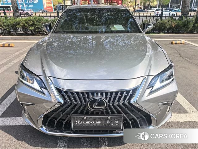 Lexus ES 2024 Серебристо-серый из Китая