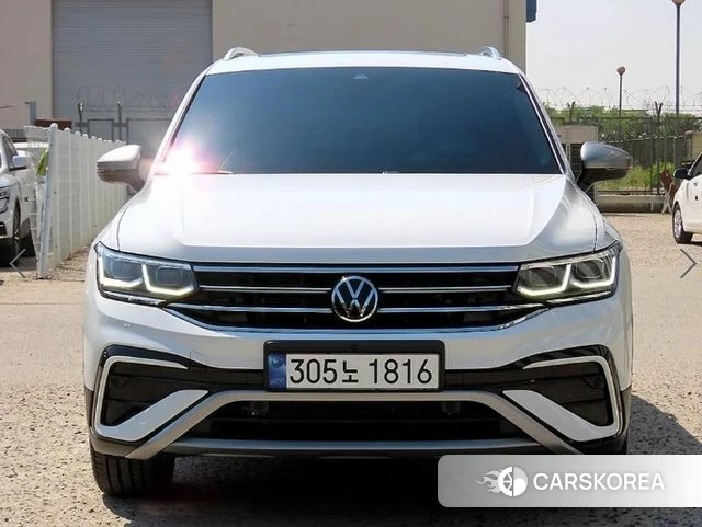 Volkswagen Tiguan Allspace 2023 Белый из Кореи