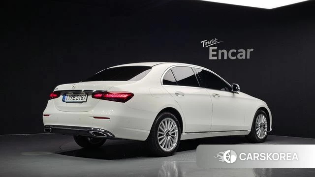 Mercedes-Benz E-Class W213 2023 Белый из Кореи