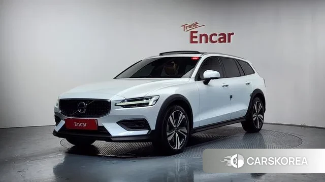 Volvo V60 Cross-Country 2nd Generation 2019 Белый из Кореи