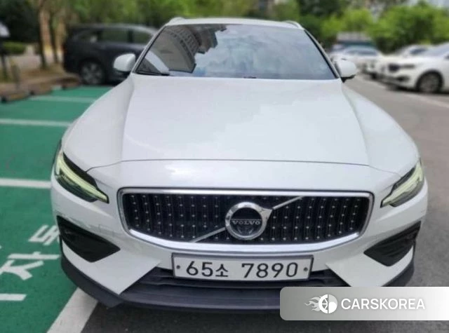Volvo V60 Cross-Country 2nd Generation 2019 Белый из Кореи