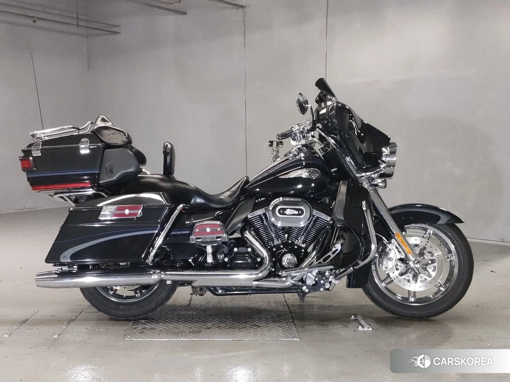 Проданный Harley-Davidson Electra Glide FLHTCUSE1800 CVO 2013 из Японии, фото 2