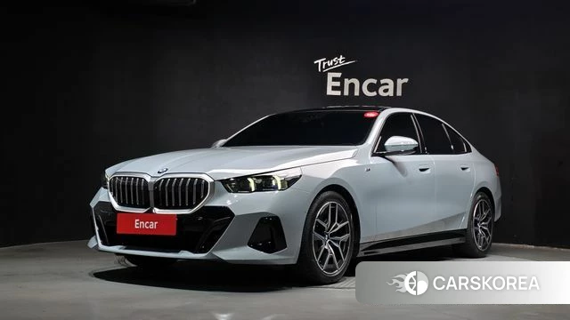 BMW 5 Series (G60) 2025 Светло-серебряный цвет из Кореи