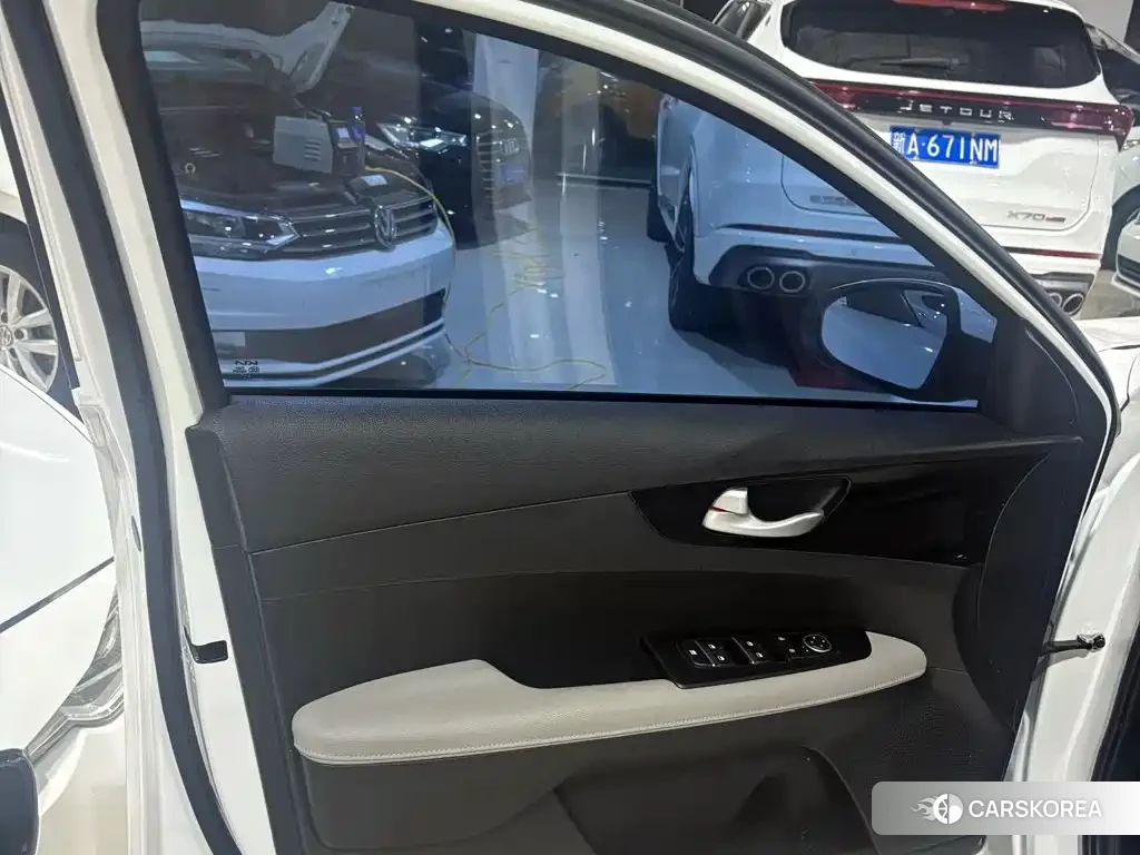 Kia K3 2023 Белый из Китая
