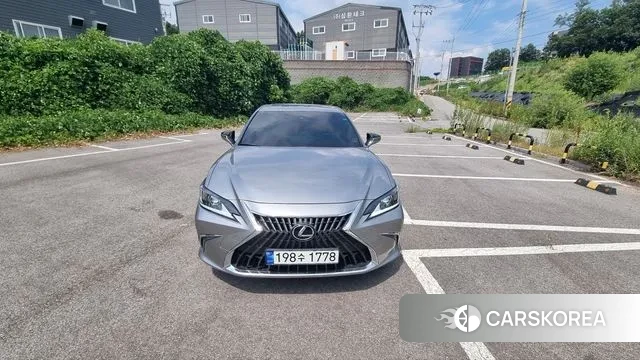 Lexus ES300h 7th generation 2023 Серебристо-серый из Кореи