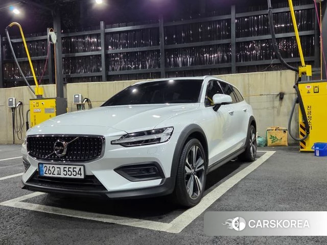 Volvo V60 Cross-Country 2nd Generation 2020 Белый из Кореи