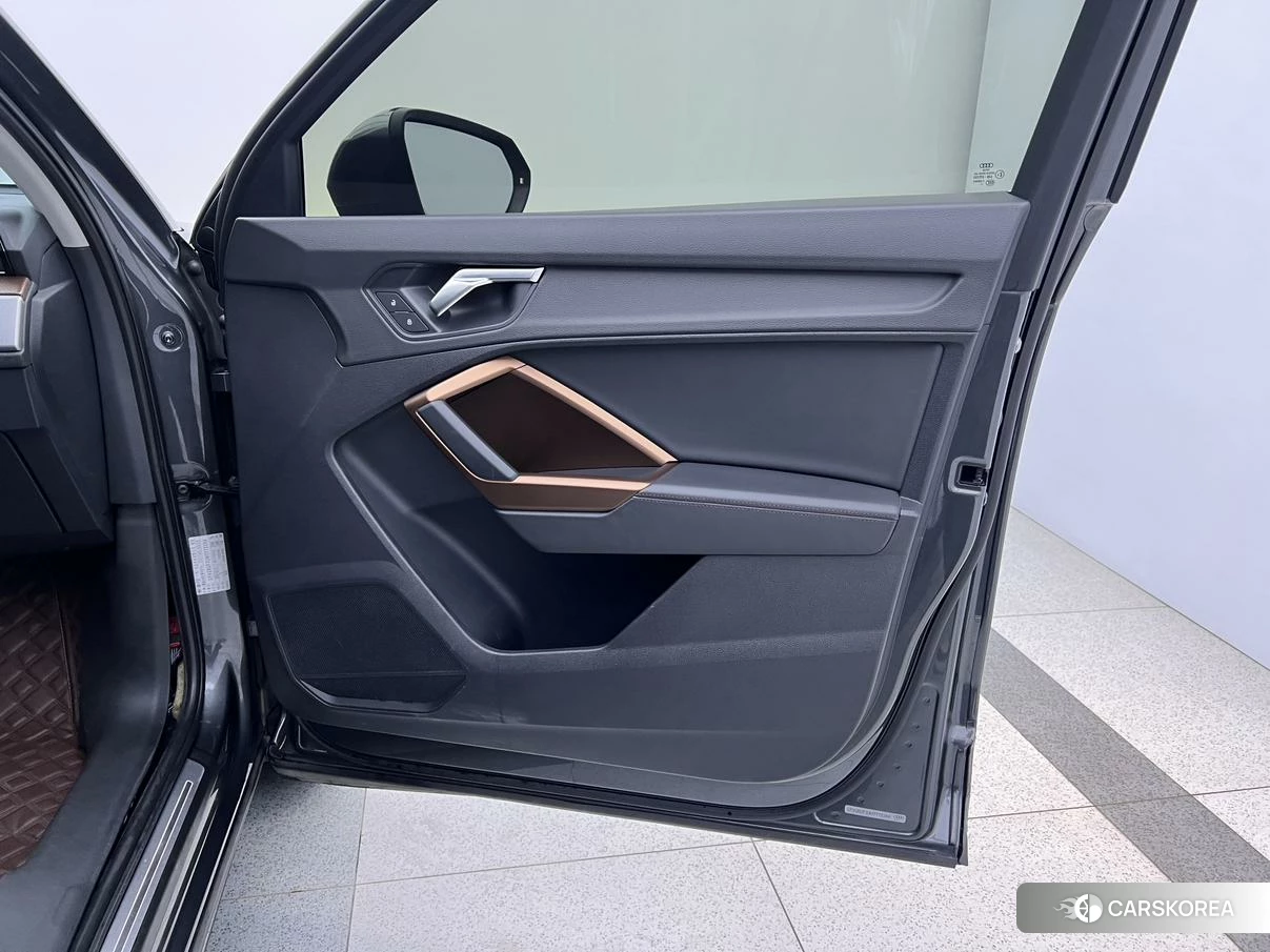 Audi Q3 2021 Темно-серый из Китая