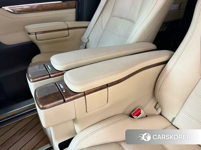 Toyota Elfa 2018 Белый из Китая