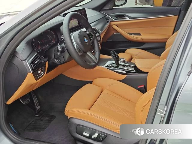 BMW 5 series (imported) 2022 Серебристо-серый из Китая
