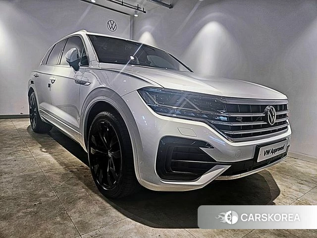 Volkswagen Touareg 3rd generation 2023 Белый из Кореи