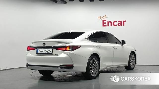 Lexus ES300h 7th generation 2025 Белый из Кореи