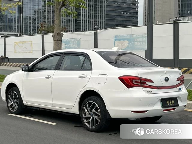 BYD Qin Yu 2018 Белый из Китая