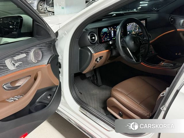 Mercedes-Benz E-Class W213 2023 Белый из Кореи