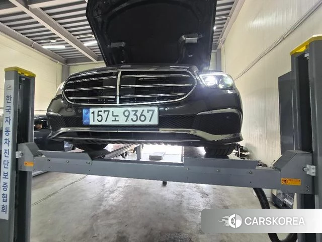 Mercedes-Benz E-Class W213 2023 Серый из Кореи