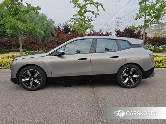 BMW iX 2025 Темно-серый из Китая
