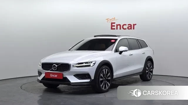 Volvo V60 Cross-Country 2nd Generation 2021 Белый из Кореи