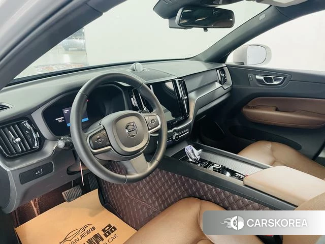 Volvo XC60 2024 Серебристо-серый из Китая