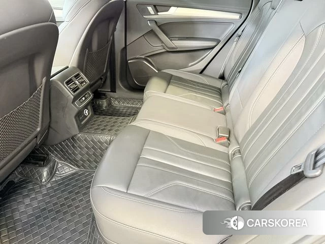 Audi Q5L 2024 Темно-серый из Китая