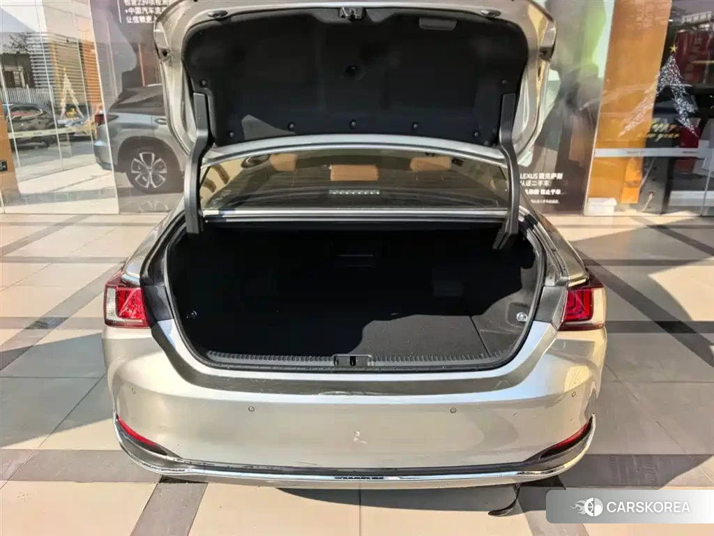 Lexus ES 2023 Silver/gray из Китая