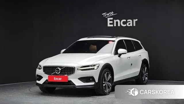 Volvo V60 Cross-Country 2nd Generation 2020 Белый из Кореи