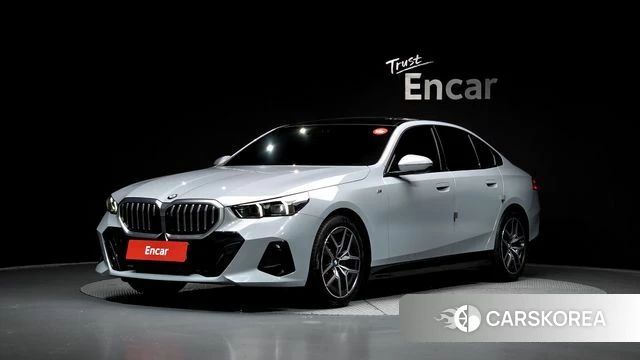 BMW 5 Series (G60) 2025 Светло-серебряный цвет из Кореи