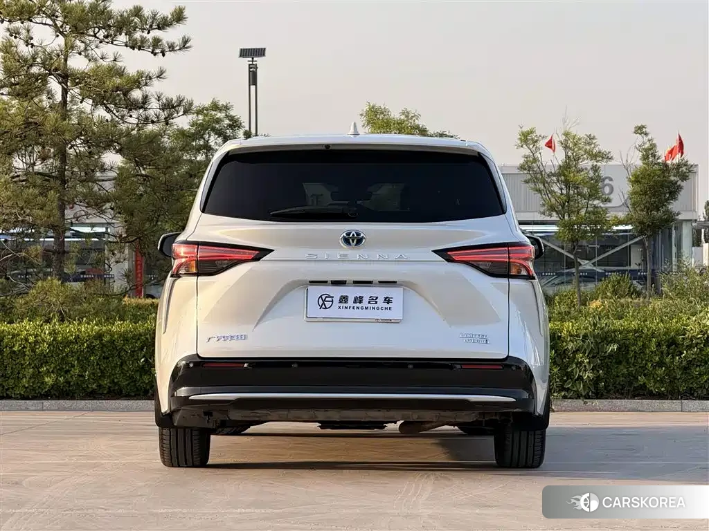 Toyota Sienna 2023 Белый из Китая