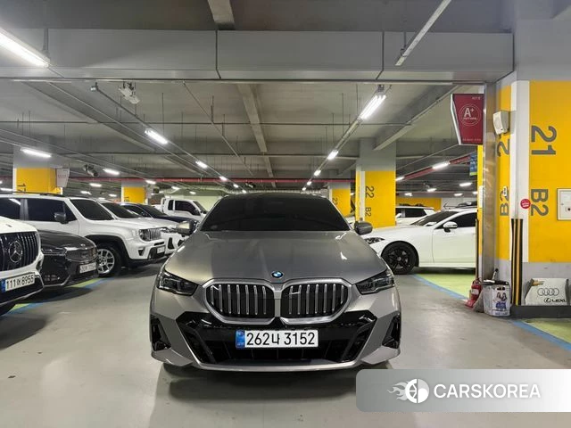 BMW 5 Series (G60) 2025 Песочный из Кореи