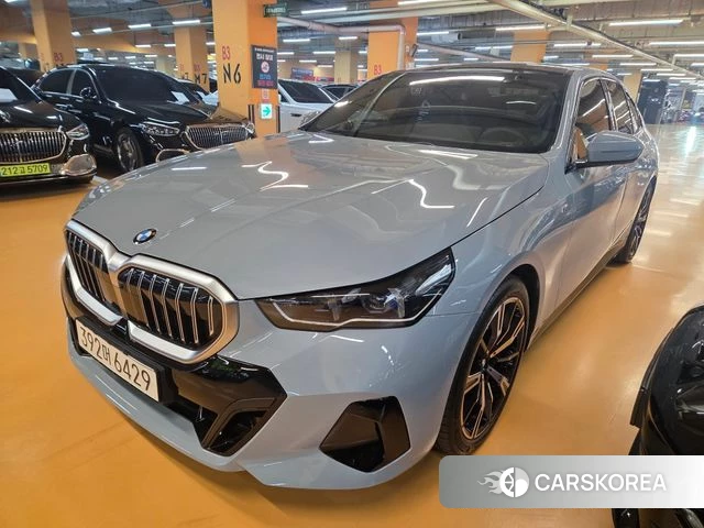 BMW 5 Series (G60) 2025 Цвет галактики из Кореи