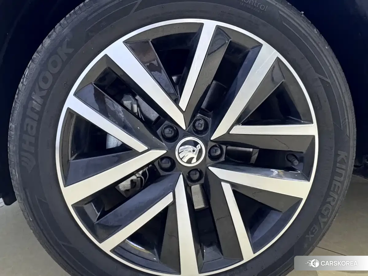 Skoda Komick 2023 Белый из Китая