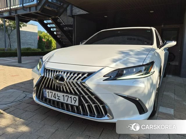 Lexus ES300h 7th generation 2025 Белый из Кореи