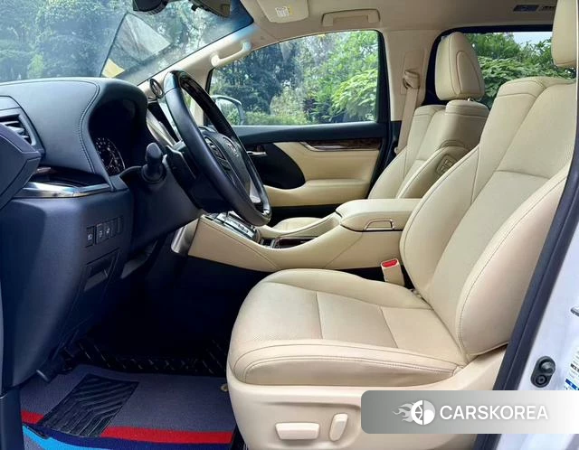 Toyota Elfa 2022 Белый из Китая