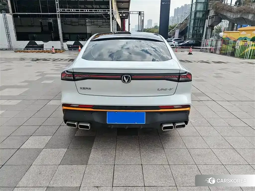 Chang'an Changan UNI-V 2024 Белый из Китая
