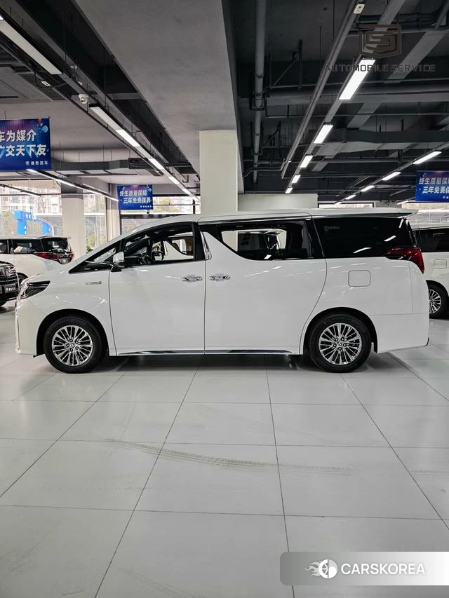 Toyota Elfa 2022 Белый из Китая
