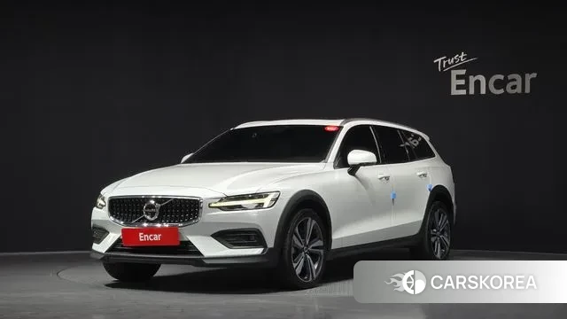 Volvo V60 Cross-Country 2nd Generation 2021 Белый из Кореи
