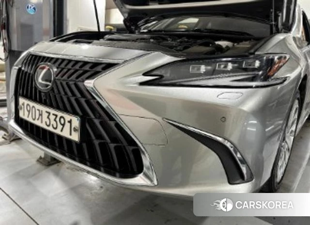 Lexus ES300h 7th generation 2023 Серебристо-серый из Кореи