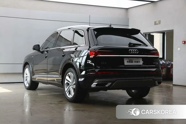 Audi Q7 2021 Черный из Китая