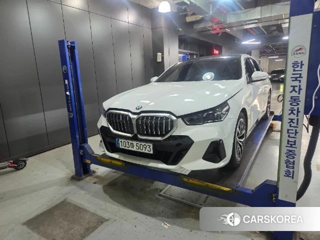 BMW 5 Series (G60) 2025 Белый из Кореи