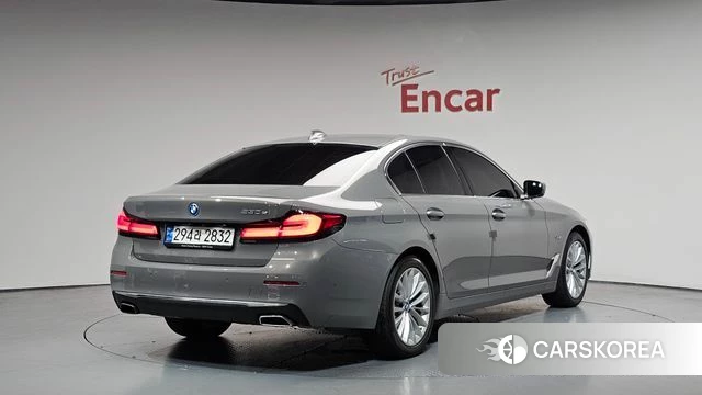 BMW 5 Series (G30) 2022 Серебристо-серый из Кореи