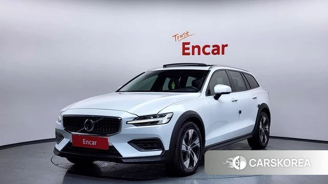 Volvo V60 Cross-Country 2nd Generation 2021 Белый из Кореи