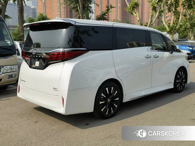 Toyota Elfa 2024 Белый из Китая