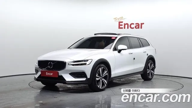 Volvo V60 Cross-Country 2nd Generation 2020 Белый из Кореи