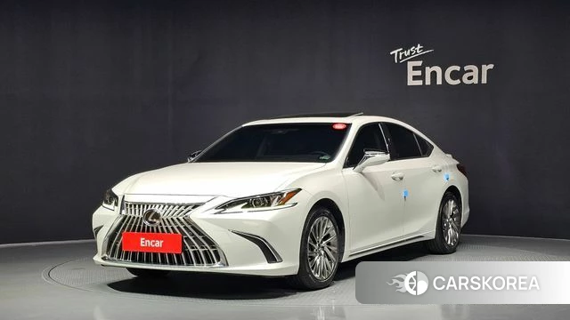 Lexus ES300h 7th generation 2025 Белый из Кореи