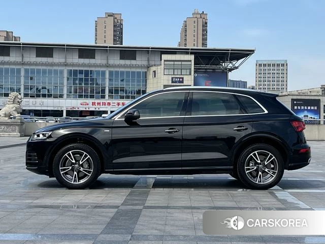 Audi Q5L 2021 Черный из Китая